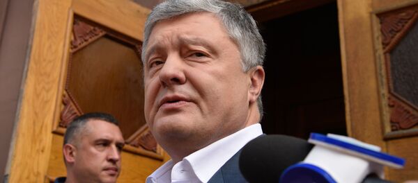 Экс-президент Украины Петр Порошенко у здания Государственного бюро расследований Украины Экс-президент Украины Петр Порошенко у здания Государственного бюро расследований Украины - 俄罗斯卫星通讯社