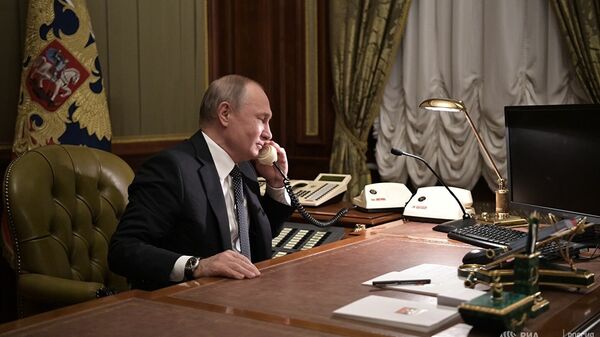 Владимир Путин разговаривает по телефону - 俄羅斯衛星通訊社