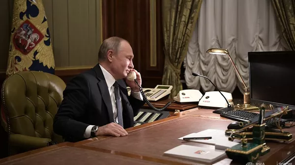 Владимир Путин разговаривает по телефону - 俄罗斯卫星通讯社