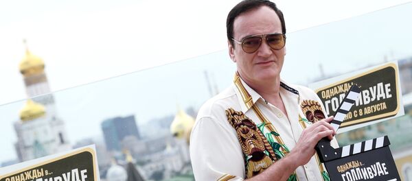 Режиссер Квентин Тарантино во время фотоколла, посвященного премьере фильма Однажды… в Голливуде, на крыше отеля The Ritz Carlton Moscow в Москве. Режиссер Квентин Тарантино во время фотоколла, посвященного премьере фильма Однажды… в Голливуде, на крыше отеля The Ritz Carlton Moscow в Москве. - 俄羅斯衛星通訊社