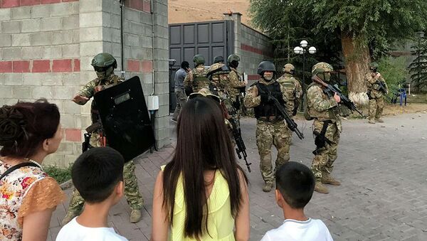 媒體：受傷的特種兵被抬出吉爾吉斯斯坦前總統官邸 - 俄羅斯衛星通訊社