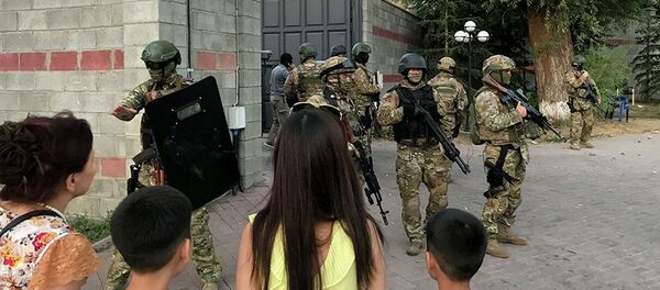 媒体：受伤的特种兵被抬出吉尔吉斯斯坦前总统官邸 - 俄罗斯卫星通讯社
