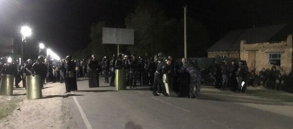 Сотрудники полиции в селе Кой-Таш, где прошла спецоперация по задержанию  Алмазбека Атамбаева - 俄罗斯卫星通讯社