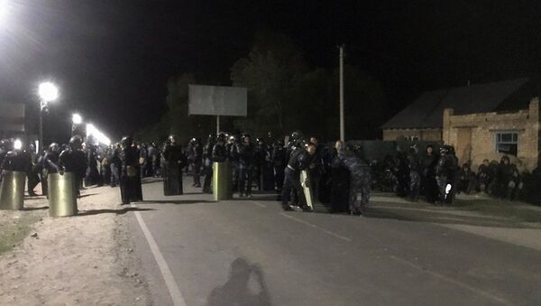 Сотрудники полиции в селе Кой-Таш, где прошла спецоперация по задержанию  Алмазбека Атамбаева - 俄罗斯卫星通讯社