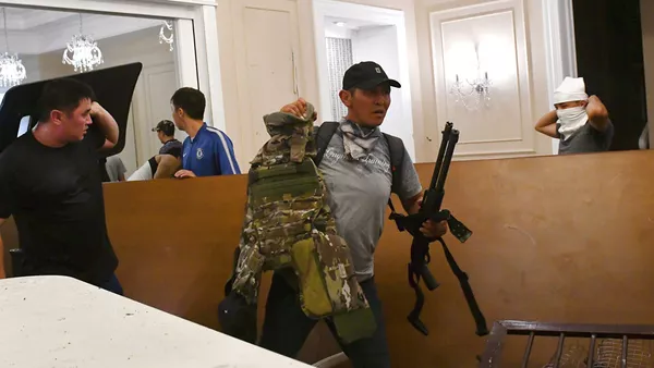 吉爾吉斯斯坦前總統親信團隊稱，強力部門對阿坦巴耶夫府邸發起新一輪突襲