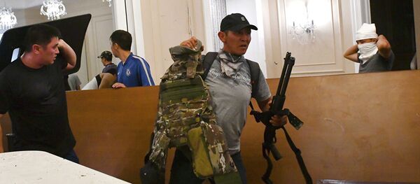 吉尔吉斯斯坦前总统亲信团队称，强力部门对阿坦巴耶夫府邸发起新一轮突袭 - 俄罗斯卫星通讯社