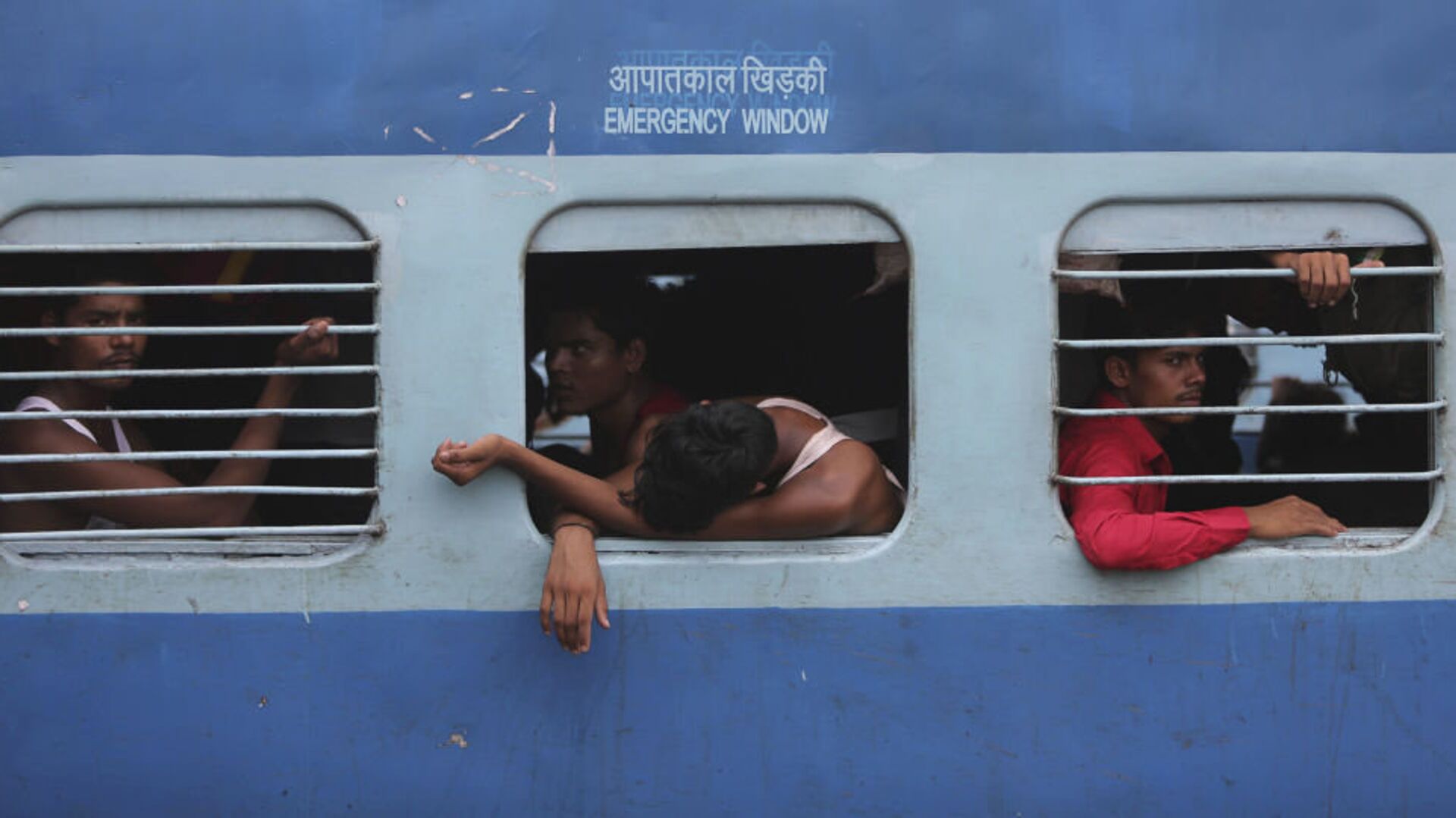 印度列车脱轨相撞事故死亡人数升至233人-侨报网