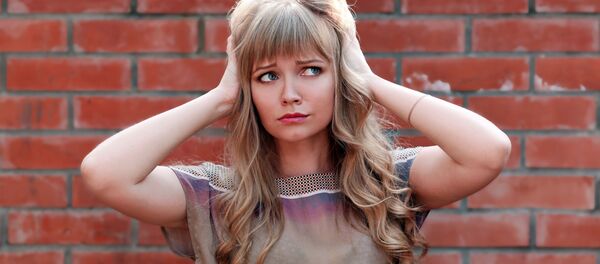 Девушка, закрывающая уши руками - 俄罗斯卫星通讯社