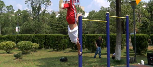 趣味健身: 中国男子上演“太空漫步”健身舞 趣味健身: 中国男子上演“太空漫步”健身舞 - 俄罗斯卫星通讯社