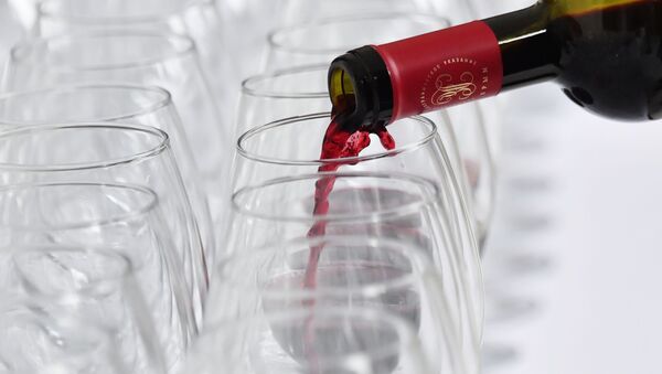 Разлив красного вина по бокалам - 俄罗斯卫星通讯社
