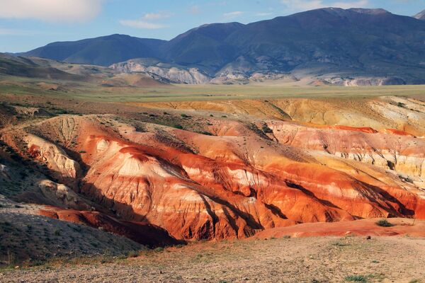 因为岩石中含有大量的汞，它们有着深浅不同的红色，从明亮的橙色到深褐色 - 俄罗斯卫星通讯社