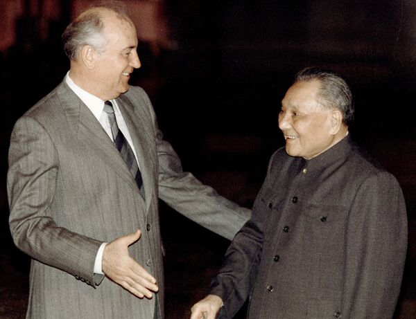 1989年5月，邓小平和戈尔巴乔夫举行历史性会晤，标志两国关系正常化。 - 俄罗斯卫星通讯社