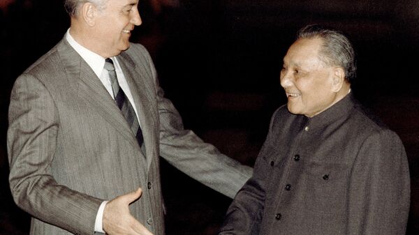 1989年5月，鄧小平和戈爾巴喬夫舉行歷史性會晤，標誌兩國關係正常化。 - 俄羅斯衛星通訊社