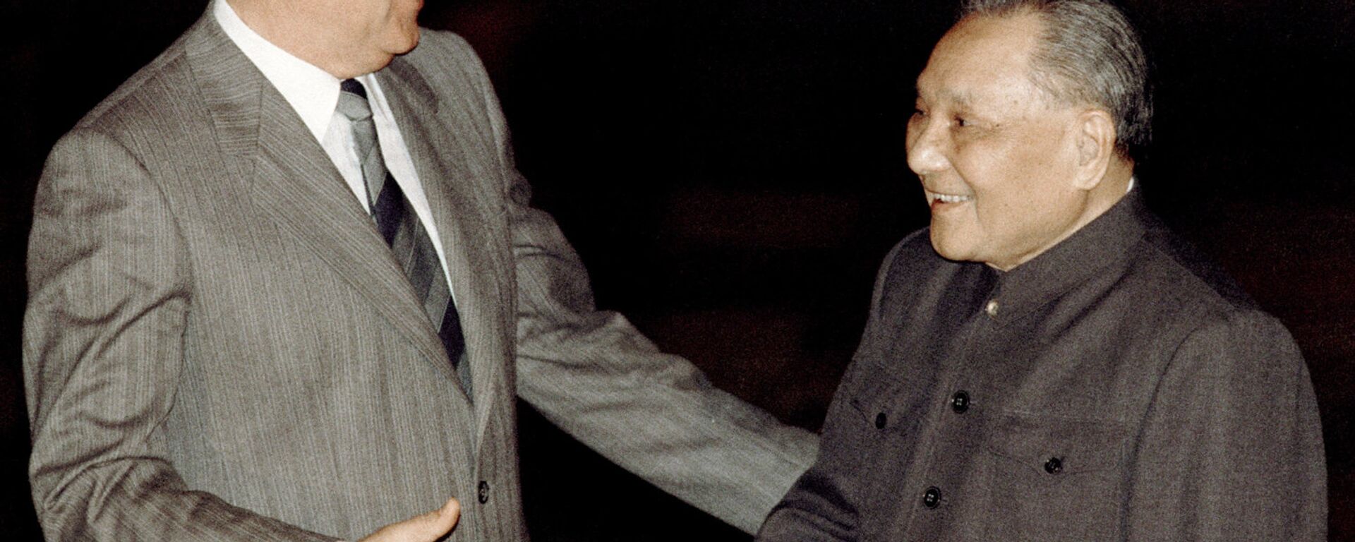 1989年5月，鄧小平和戈爾巴喬夫舉行歷史性會晤，標誌兩國關係正常化。 - 俄羅斯衛星通訊社, 1920, 31.08.2022