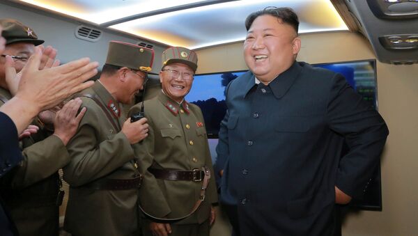 Лидер КНДР Ким Чен Ын во время запуска ракеты  - 俄罗斯卫星通讯社