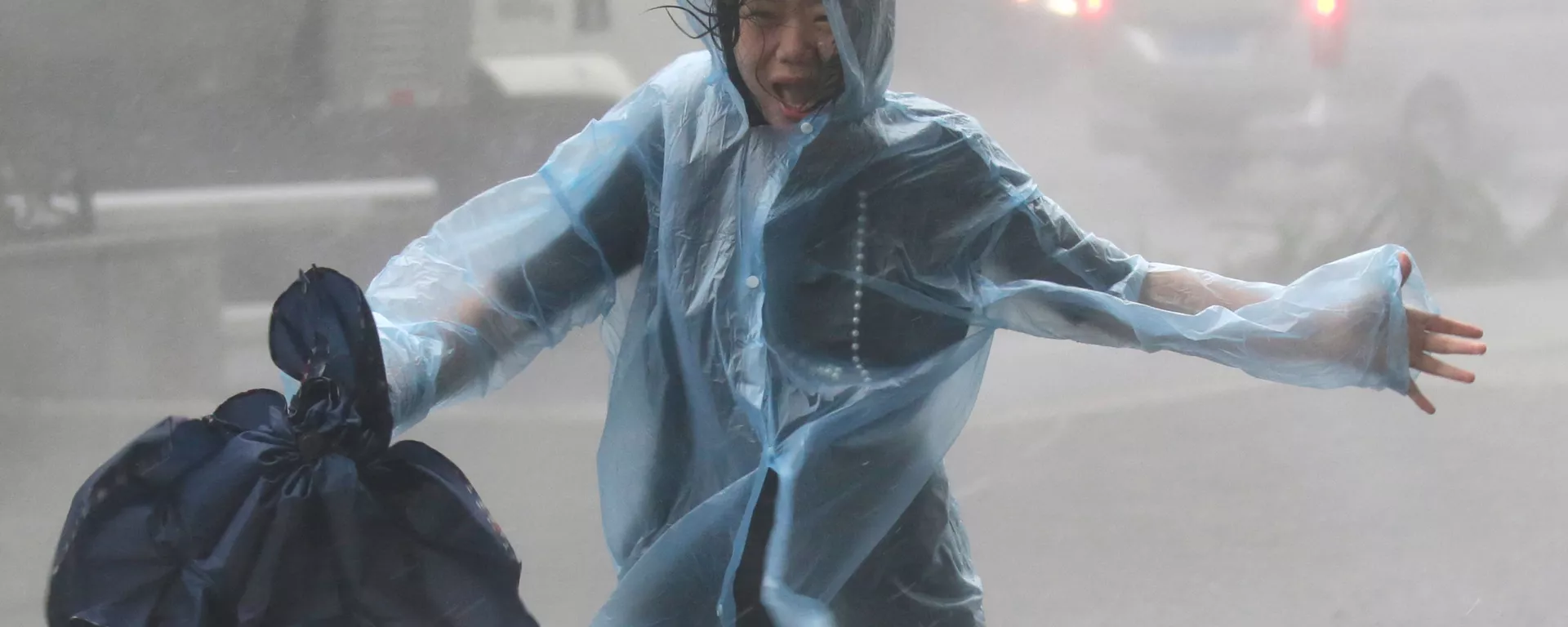 Женщина под проливным дождем, вызванным тайфуном Мангхут, Китай - 俄罗斯卫星通讯社, 1920, 21.07.2021