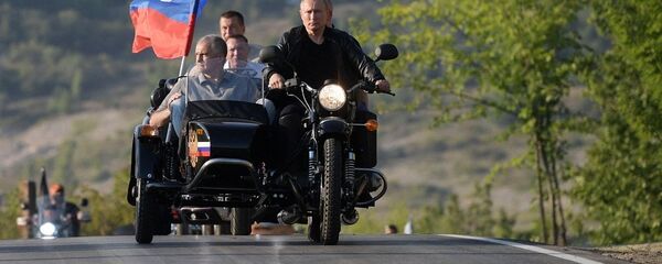 普京驾驶三轮摩托搭载克里米亚领导人和塞瓦斯托波尔领导人参加摩托车秀 - 俄罗斯卫星通讯社