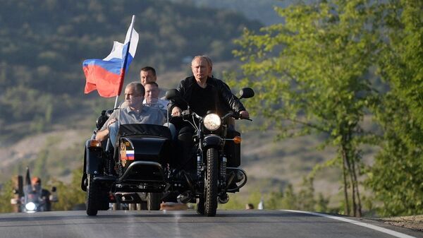 普京驾驶三轮摩托搭载克里米亚领导人和塞瓦斯托波尔领导人参加摩托车秀 - 俄罗斯卫星通讯社
