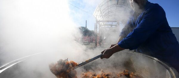 中国参赛官兵在古尔邦节品尝阿拉伯菜肴 - 俄罗斯卫星通讯社