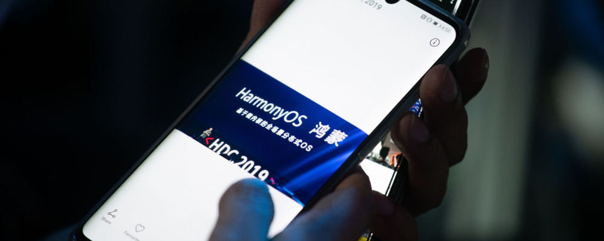Смартфон Huawei с новой операционной системой HarmonyOS - 俄罗斯卫星通讯社, 1920, 02.06.2021