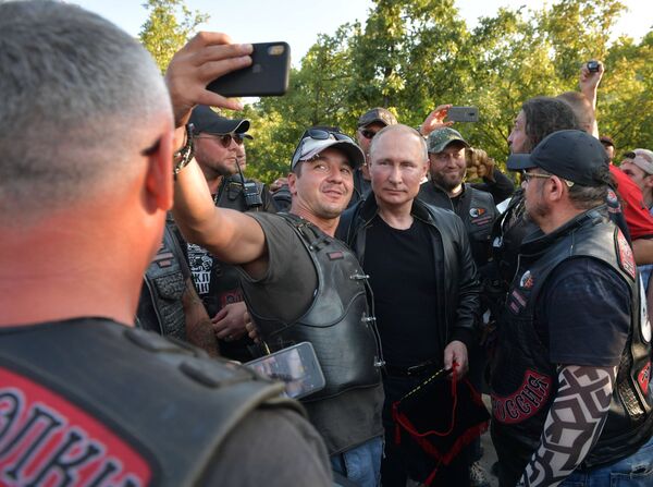 普京驾驶三轮摩托搭载克里米亚领导人和塞瓦斯托波尔领导人参加摩托车秀 - 俄罗斯卫星通讯社