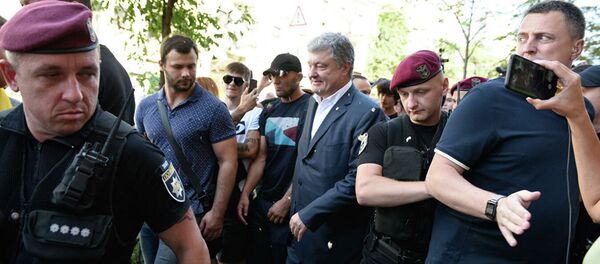 乌前总统波罗申科在基辅接受问询后遭不明人士丢鸡蛋 - 俄罗斯卫星通讯社