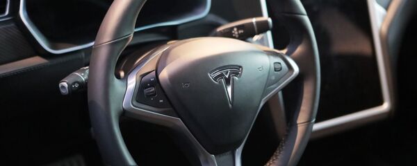 Руль автомобиля Тесла в салоне Moscow Tesla Club в Москве - 俄罗斯卫星通讯社