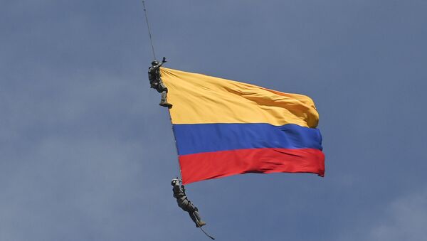 兩名裹著國旗的哥倫比亞軍人從直升機上墜亡 - 俄羅斯衛星通訊社