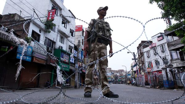 A security personnel stands guard on a street in Jammu - 俄罗斯卫星通讯社
