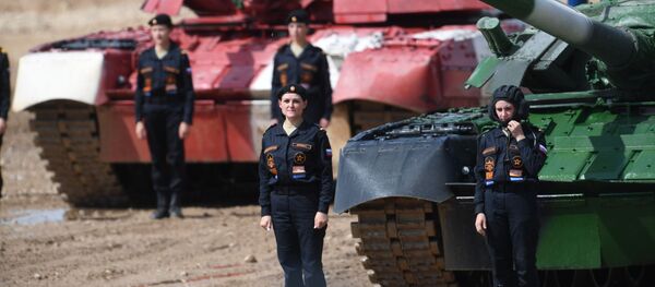 Экипажи танков Т-80 команды армии России после финиша Индивидуальной гонки женских экипажей в Танковом биатлоне на V Армейских международных играх-2019 в парке Патриот - 俄罗斯卫星通讯社