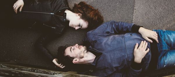 Девушка гладит мужчину по голове - 俄羅斯衛星通訊社