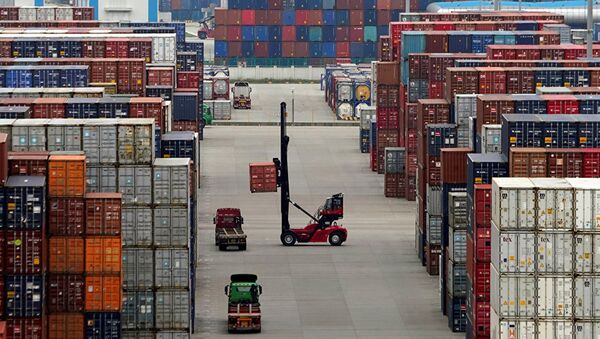 Containers are seen at the Yangshan Deep Water Port in Shanghai, China April 24, 2018 - 俄罗斯卫星通讯社
