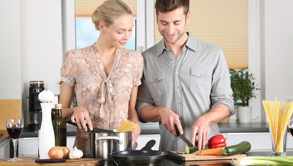 Мужчина и женщина готовят еду на кухне - 俄罗斯卫星通讯社