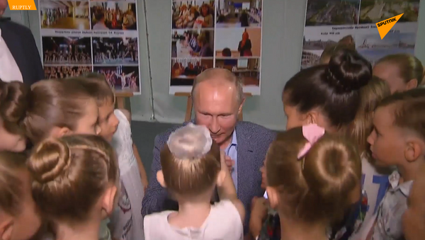 普京在塞瓦斯托波尔接见小芭蕾舞学员 - 俄罗斯卫星通讯社