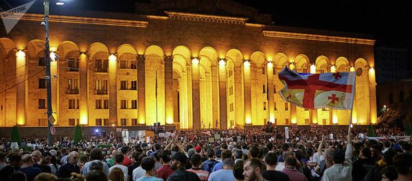 Участники акции протеста у здания парламента Грузии в Тбилиси - 俄罗斯卫星通讯社