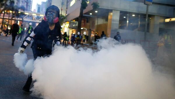 香港警方使用催淚彈驅趕建造街壘的示威者 - 俄羅斯衛星通訊社