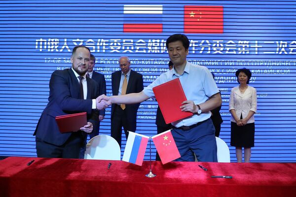 俄罗斯卫星通讯社中国网站负责人安德烈·卡斯巴申与东北网总编辑陈宝林 俄罗斯卫星通讯社中国网站负责人安德烈·卡斯巴申与东北网总编辑陈宝林 - 俄罗斯卫星通讯社