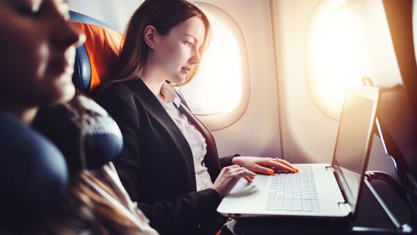 Девушка с ноутбуком в салоне самолета - 俄羅斯衛星通訊社