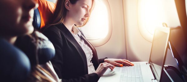 Девушка с ноутбуком в салоне самолета - 俄羅斯衛星通訊社