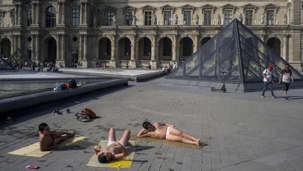 Люди охлаждаются рядом с фонтанами в Лувре, Париж, Франция - 俄罗斯卫星通讯社