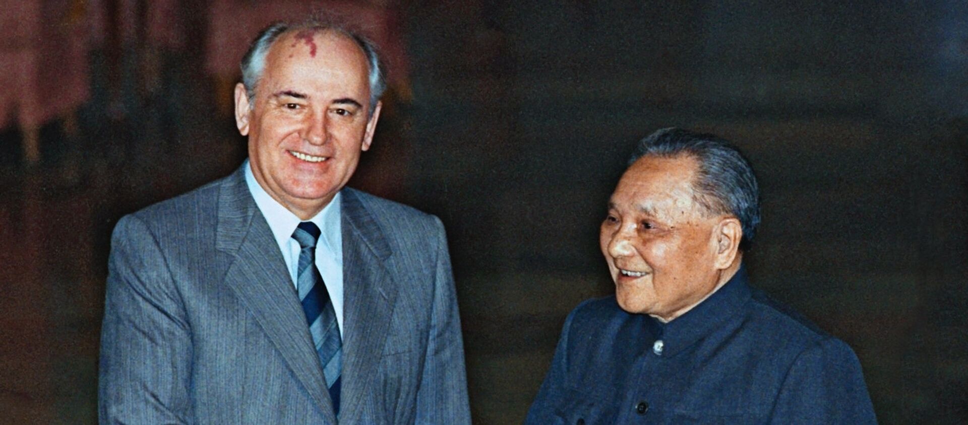 1989年5月，鄧小平和戈爾巴喬夫舉行歷史性會晤，標誌兩國關係正常化。 - 俄羅斯衛星通訊社, 1920, 17.08.2019