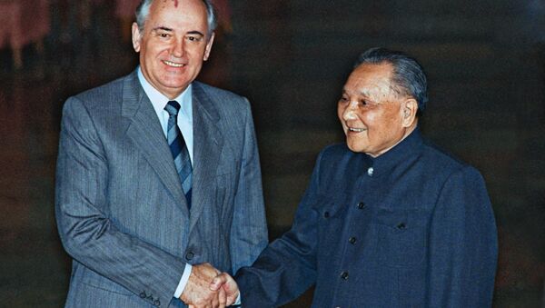 1989年5月，鄧小平和戈爾巴喬夫舉行歷史性會晤，標誌兩國關係正常化。 - 俄羅斯衛星通訊社