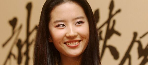 《花木蘭》女主角劉亦菲因支持港警遭網友討伐 - 俄羅斯衛星通訊社