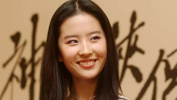 《花木蘭》女主角劉亦菲因支持港警遭網友討伐 - 俄羅斯衛星通訊社