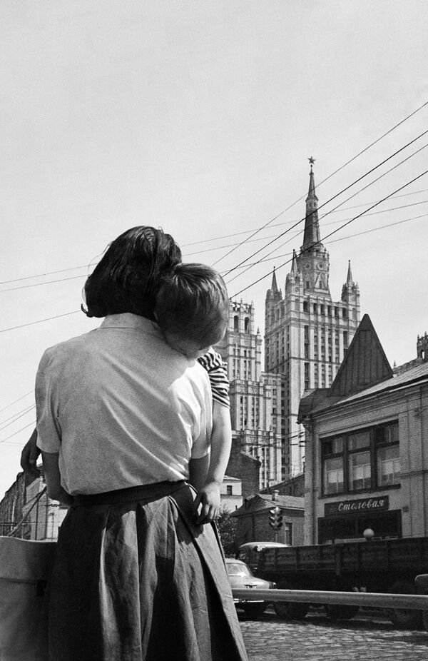莫斯科街上被媽媽抱著的小男孩。1963年。 - 俄羅斯衛星通訊社