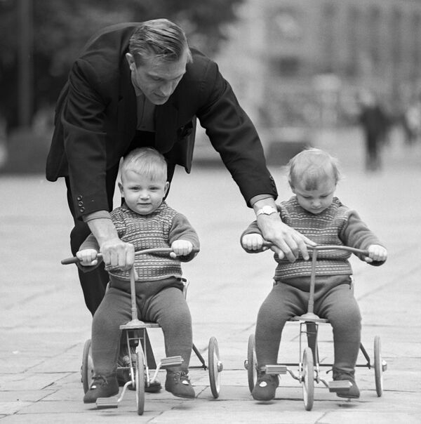 一名父親在教雙胞胎寶寶騎三輪自行車。1968年。 - 俄羅斯衛星通訊社