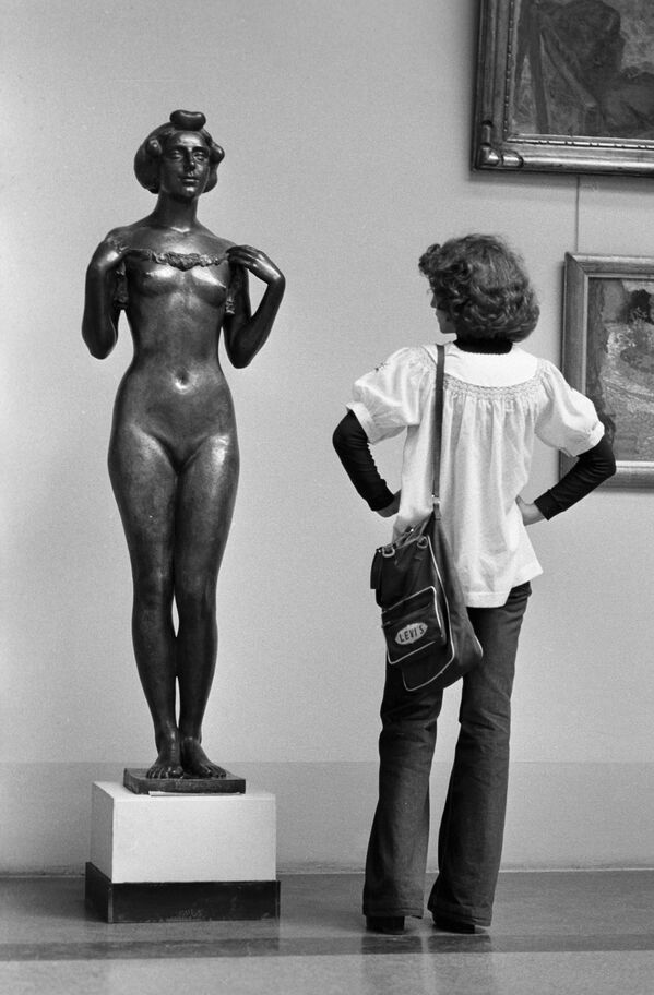 法国雕塑家阿里斯蒂德∙马约尔在国立普希金造型艺术博物馆中的青铜女子雕像。1979年。 - 俄罗斯卫星通讯社