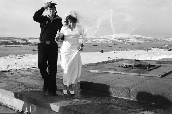 摩爾曼斯克北極圈保衛者紀念碑旁的新人。1977年。 - 俄羅斯衛星通訊社