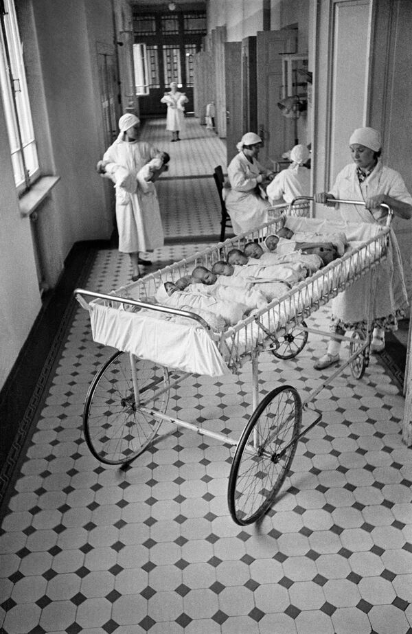 莫斯科一家产院的新生儿哺乳时间。1955年。 - 俄罗斯卫星通讯社