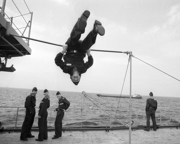 納西莫夫海軍軍事學校的學生在甲板上做運動。1988年。 - 俄羅斯衛星通訊社